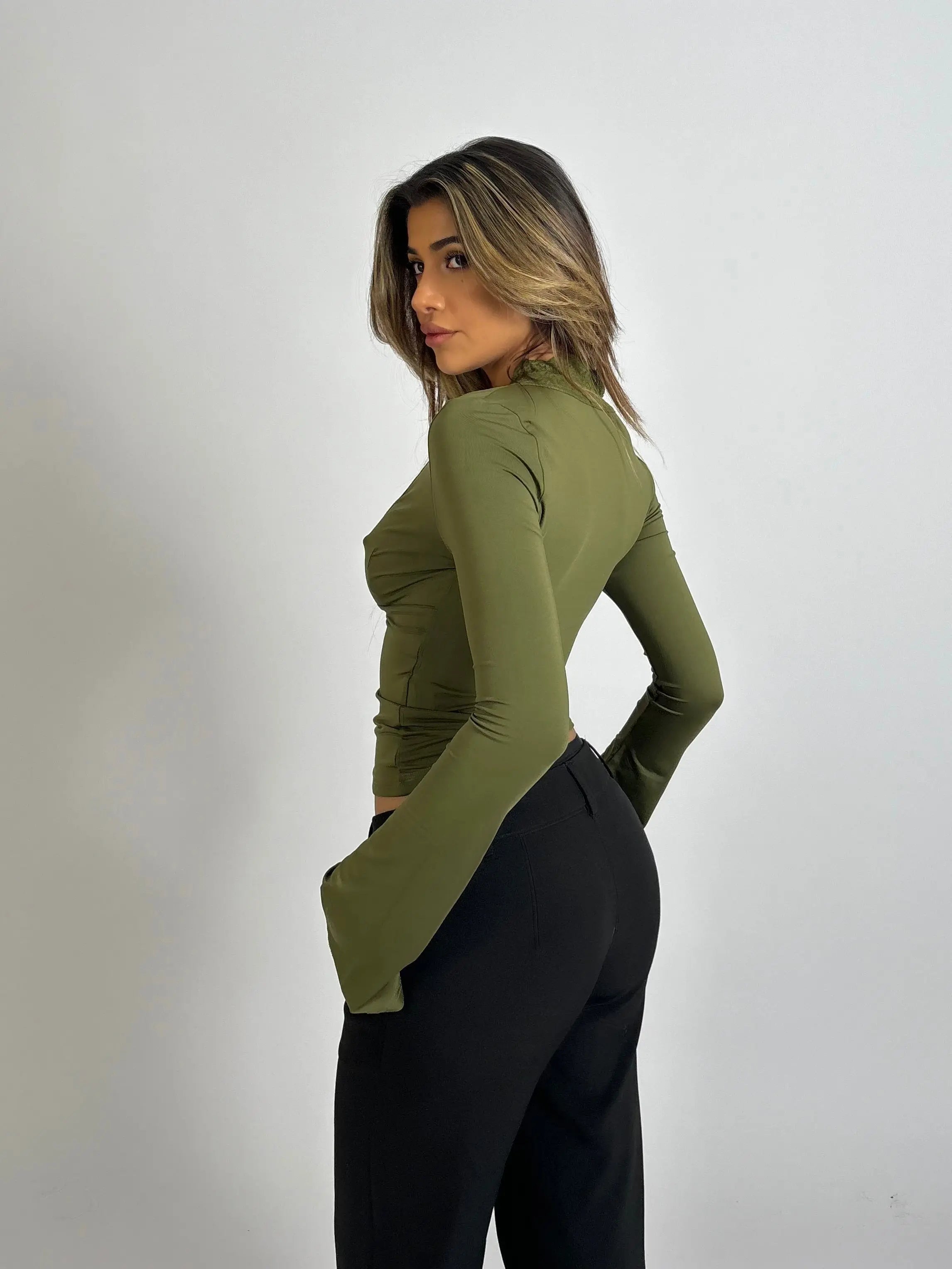 Zavinovací top s dlouhým rukávem, krajkovým lemem a hlubokým výstřihem do V