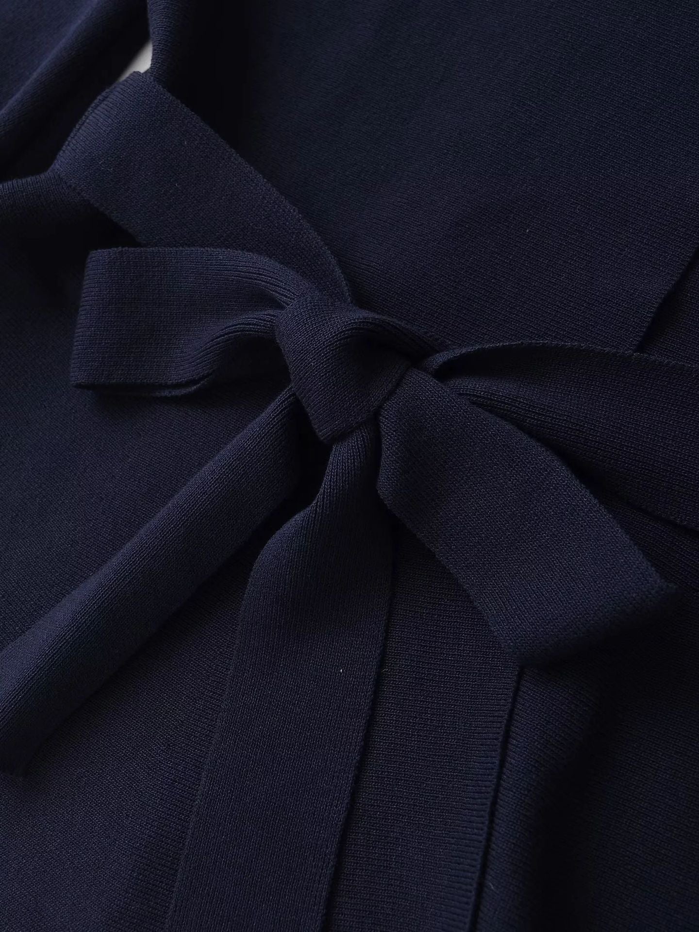 Dámská zavinovací halenka s vázáním v pase – elegantní tmavě modrý top s dlouhým rukávem