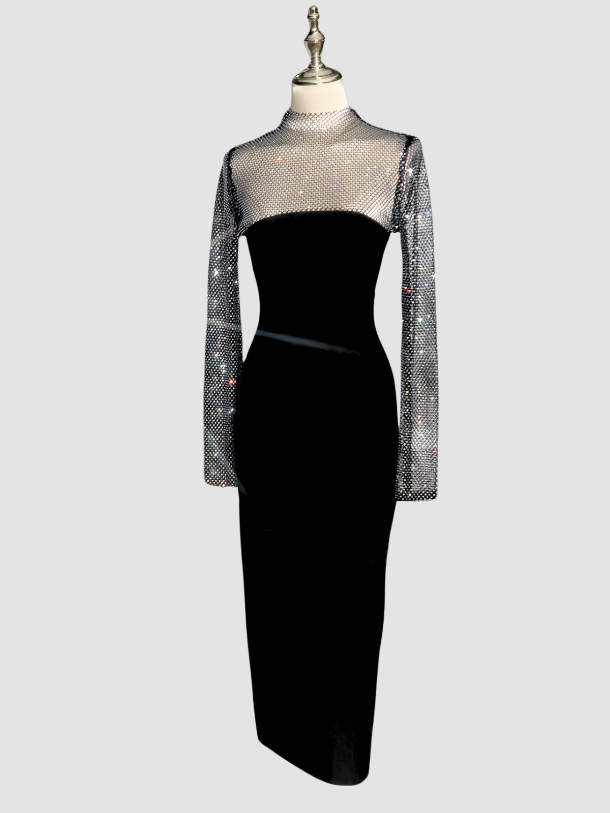 Midi šaty Ruzevich s dlouhým rukávem a krystalovým obvazem