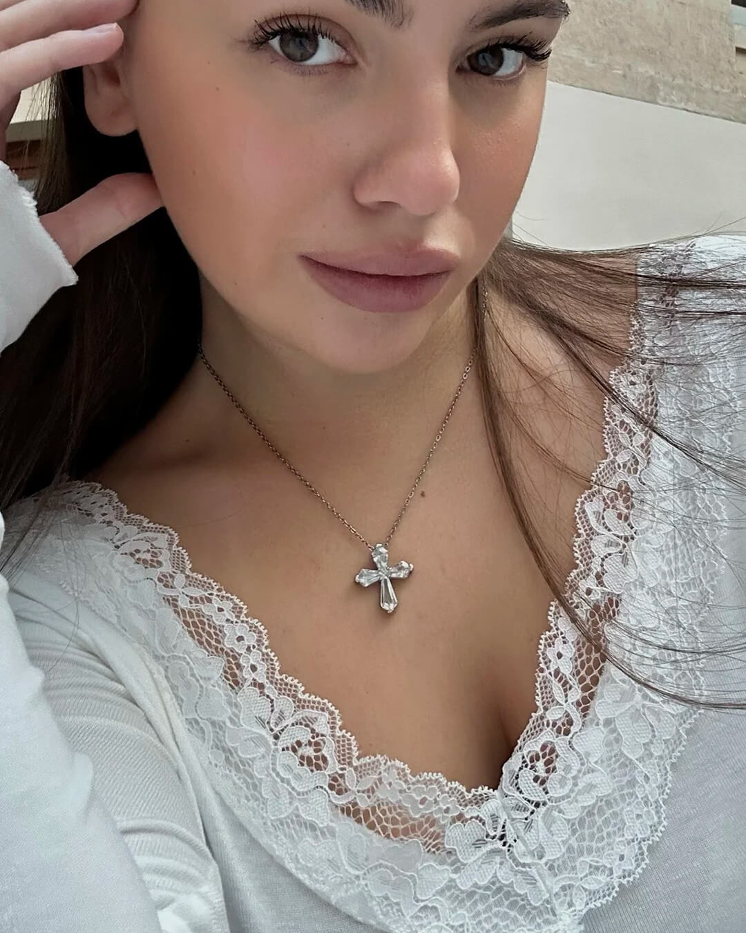 Krajkový top s výstřihem do V Aurora